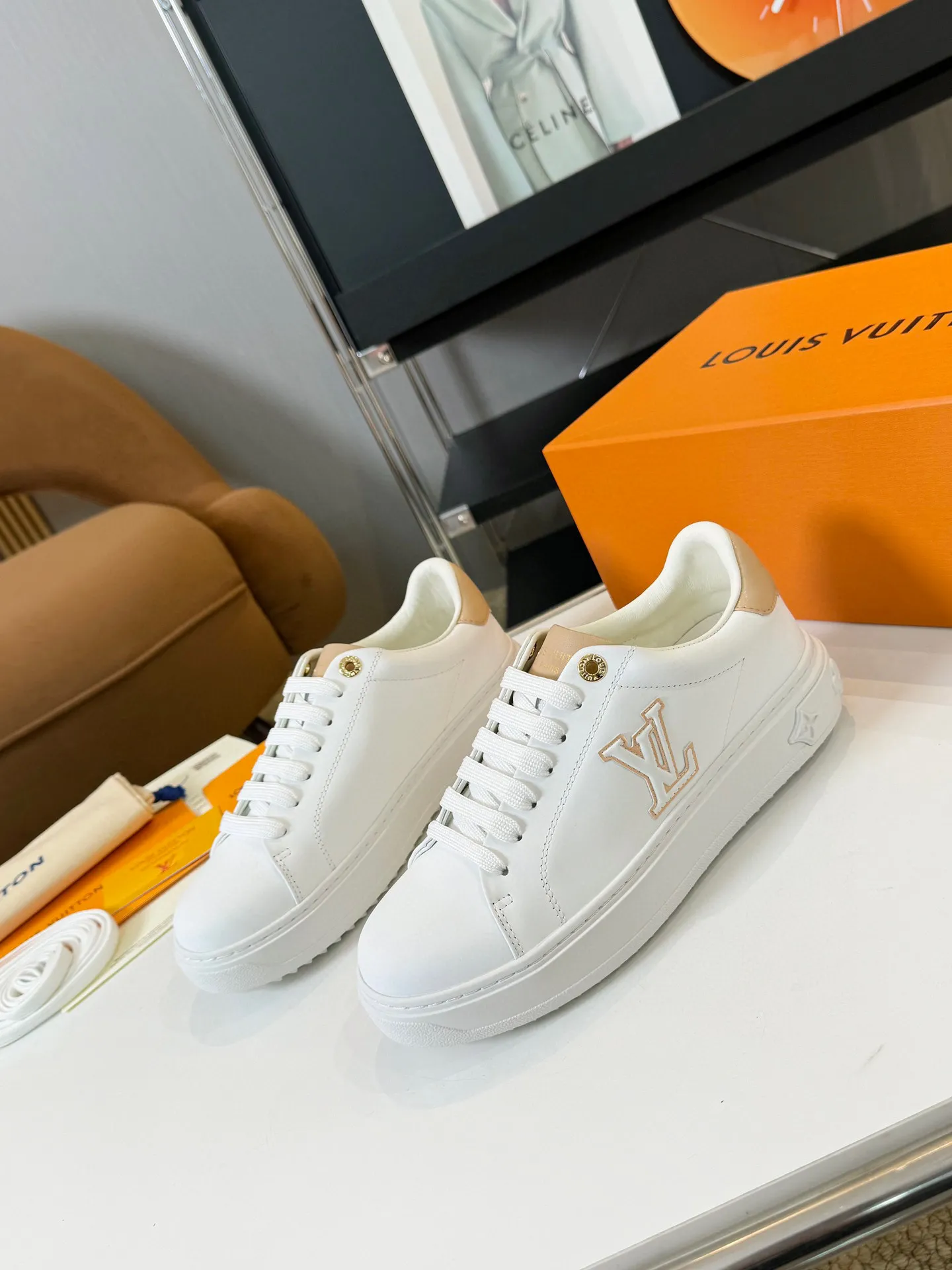 Men's Men's Shoes 💰💰660 Women's LV [Beverly Hills Sports Shoes Series] This Beverly Hills sports shoes are made of grained cow leather with Damier pattern, echoing the current season's leather goods series. The thick rubber outsole is lightweight, and an embossed Louis Vuitton logo adds a branding touch. Padded insole and technical fabric lining enhance comfort.  Detailed Features ♛ Embossed grained cowhide leather ♛ Ultra-lightweight rubber outsole ♛ Louis Vuitton logo on tongue and outsole ♛ Size: 35-40